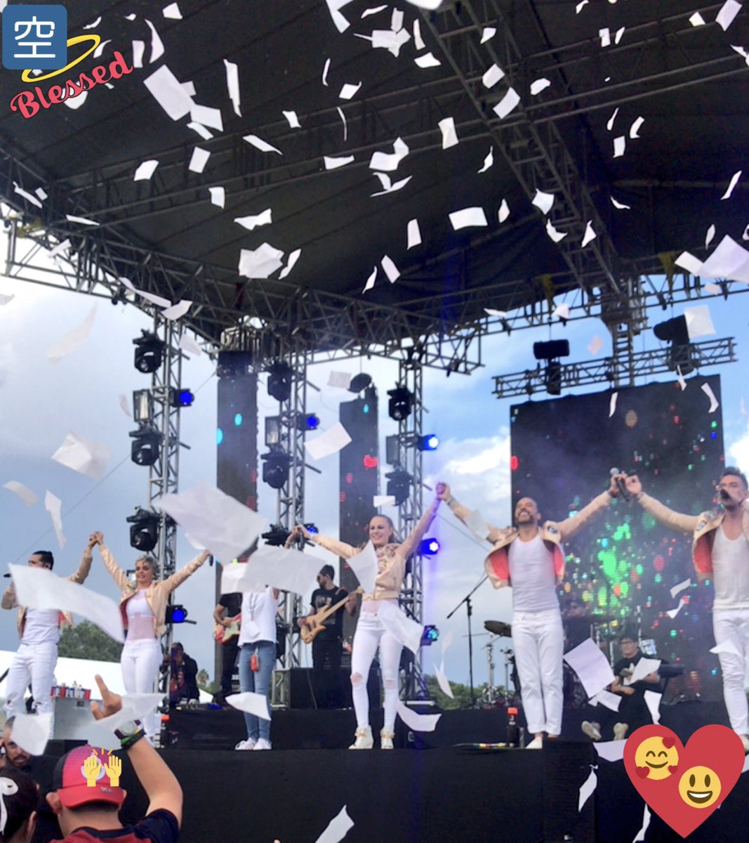 SpaYvieK's tweet photo. #KABAHenQuerétaro @kabah_oficial son looooooo MÁXIMO ♥️❤️♥️❤️♥️
GRACIAS GRACIAS por tan increíble magia, Los AMO.
Cada foto es un trozo de vida...🎵
#PorSiempreKABAH 🎶♥️
#GeneraciónKABAH #LaMejor 🙌🏻♥️ https://t.co/nmFeVDQpQa