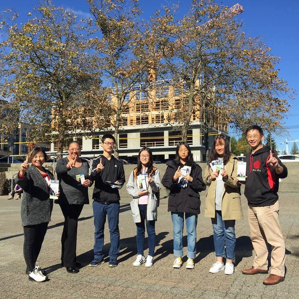 kenlowsifu's tweet photo. Door knocking today with fellow council candidate @MicheSunshine1 and awesome volunteers👍👍👍#vancouver1st #vanpoli #cityifvancouver #dailyhivevancouver #bethechangeyouwanttosee #getinvloved #huffpostbc #vancityfeature #604now #wherevancouver #districtlocal #mustbevancouver https://t.co/7TtETtRXc6