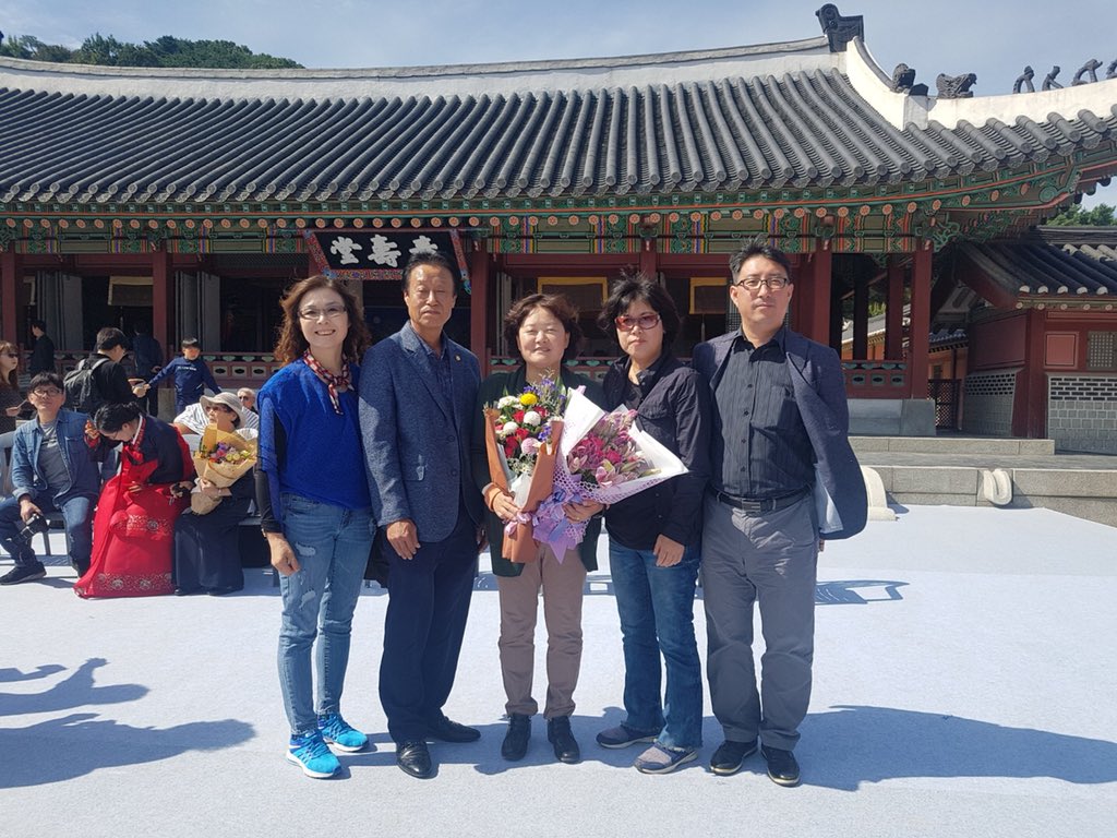 suwon6646's tweet photo. 수원화성문화제 효행상
정조대왕의 효심을 이어받은 서둔동 수상자입니다! https://t.co/L598soFl3H