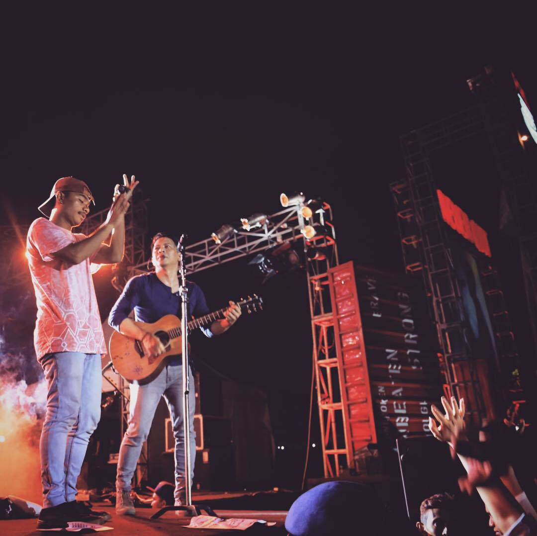 NOAH_ID's tweet photo. Di Kupang ada Agus yang ikut bernyanyi bersama kami #NOAHKupang

Semoga di kota selanjutnya kamu bisa berkesempatan ikut bernyanyi bersama kami ya 

Photo by: @HafizhWeda https://t.co/9JdgOb0IaT