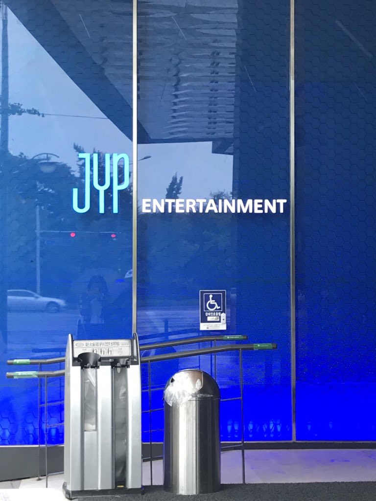 Manoonchai's tweet photo. JYP Entertainment &amp; Soul Cup Cafe … ร้านกาแฟบรรยากาศดี ตอนที่ไปคนไม่เยอะนั่งสบายๆ สั่ง Tiramitsu Mocha อร่อยอยู่นะแต่หวาน~ แต่ราคาแอบแรงไปนิด ถือว่ากินกาแฟออแกนิค😂
📍ลงสถานี Olympic Park ทางออก1 ขึ้นรถเมล์สาย2230, 3319 ลงป้ายที่ 3 เดินย้อนกลับมานิดนึง จะเห็นตึกอยู่ตรงหัวมุม https://t.co/xfy4JdLJwV
