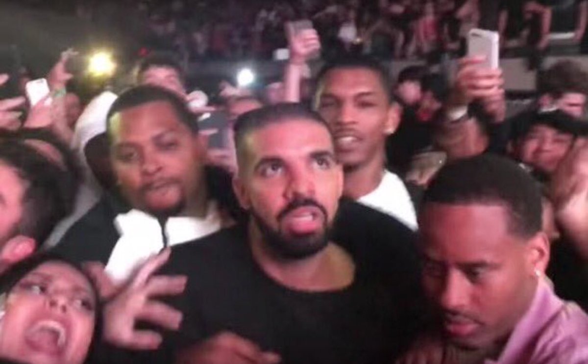 PEOPLEOFMEMPHIS's tweet photo. DRAKE WHEN HE SAW KHABIB JUMPING THE CAGE #MCGREGORVSKHABIB https://t.co/AHxDq1aQA7