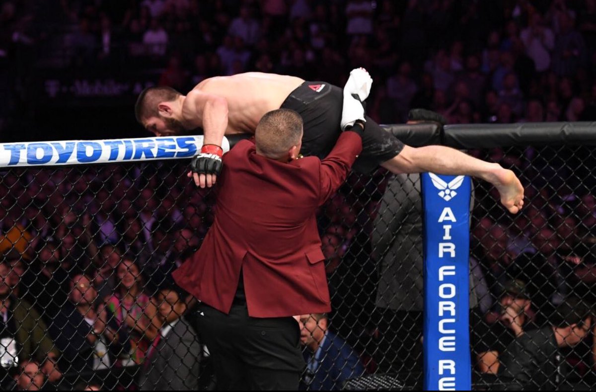 PEOPLEOFMEMPHIS's tweet photo. DRAKE WHEN HE SAW KHABIB JUMPING THE CAGE #MCGREGORVSKHABIB https://t.co/AHxDq1aQA7