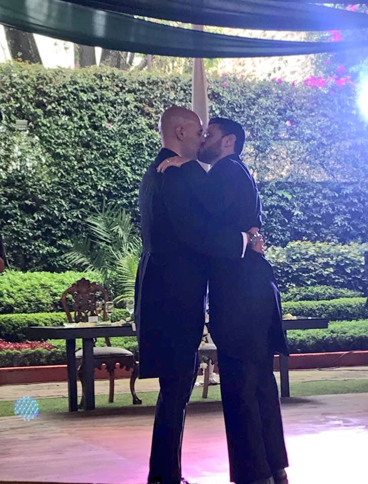 pedroj86's tweet photo. ¡Lo logramos! Te amo... 

#LoveWins #LoveIsLove #Pride https://t.co/57Um6qajX1