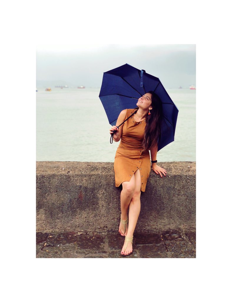 meSonalee's tweet photo. All you do is “stay calm” when you have so much drama happening in the background.
(Don’t know if one can see the DRAMATIC sky in these pictures)
P.S. that is my calmest face.
#potraitmodeon 📸 #iphonex
#weekendvibes #SaturdayThoughts
#keepyourumbrellahandy
#छत्रीवाली 🌂 ☂️ ☔️ https://t.co/gAREEhY7Ai