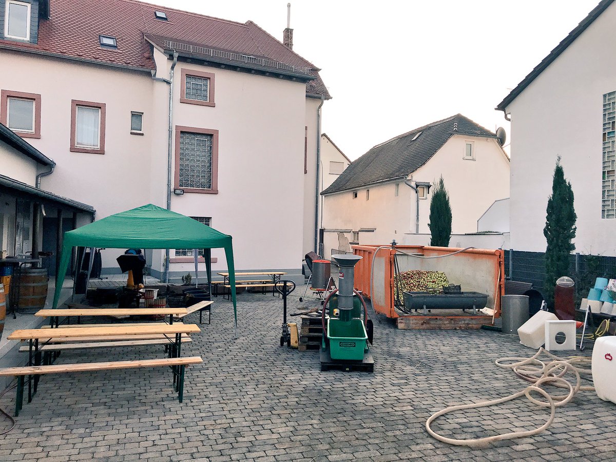 MuseumGriesheim's tweet photo. Guten Morgen #Griesheim! Gestern waren schon viele Besucher auf unseren #Kelterfest. Heute starten wir um 11:00 Uhr mit Livemusik, #Kinder-#Keltern, #Hüpfburg und vielem mehr... #Sonntag #Ausflug https://t.co/PhLE0RdLW2