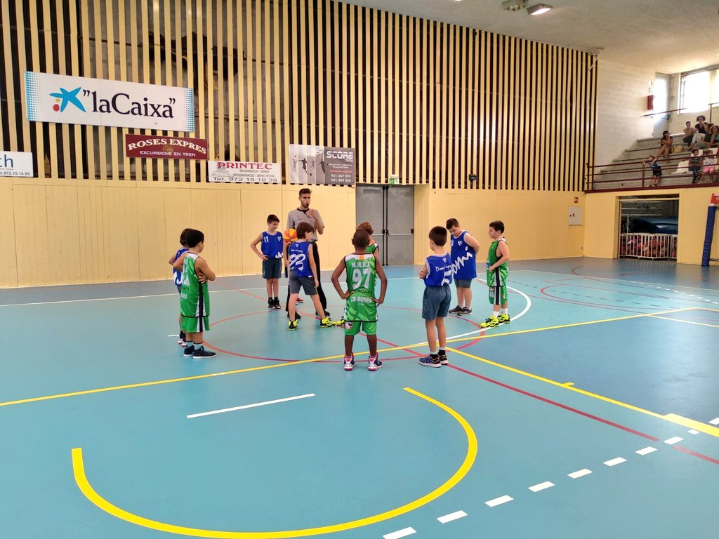 Estem molt il.lusionats! Després de 5 anys, hem tornat a viure un partit federatiu. L'equip Pre-Mini s'ha estrenat a la pista del CB Roses defensant els colors FEDAC-Dominiques. @twtFEDAC #PassióXEducar #basquet