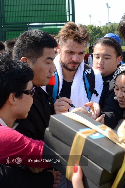 chda7777's tweet photo. After practice yesterday in Shanghai...he got some gifts from his fans ๐๐๐จ๐ณ #SHRolexMasters #Wawrinka #CloseUp #PopularMan (pics via @ScreamingTennis ) https://t.co/2Lujd7F8z0