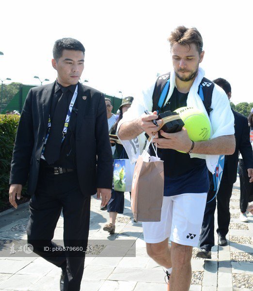 chda7777's tweet photo. After practice yesterday in Shanghai...he got some gifts from his fans ๐๐๐จ๐ณ #SHRolexMasters #Wawrinka #CloseUp #PopularMan (pics via @ScreamingTennis ) https://t.co/2Lujd7F8z0