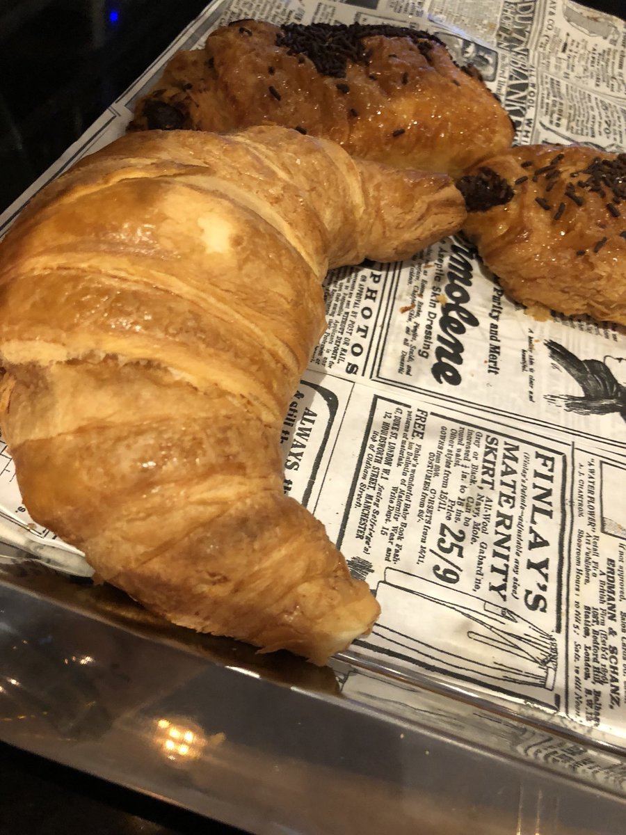TheGradientVall's tweet photo. Eres de los que te gusta empezar el domingo con un desayuno especial ? Te estamos esperando .. zumo natural , prensa del día , bollería , pan recién horneado , aove de @oleovalladolid ... y un café de los buenos !! https://t.co/osMnpKb39Z