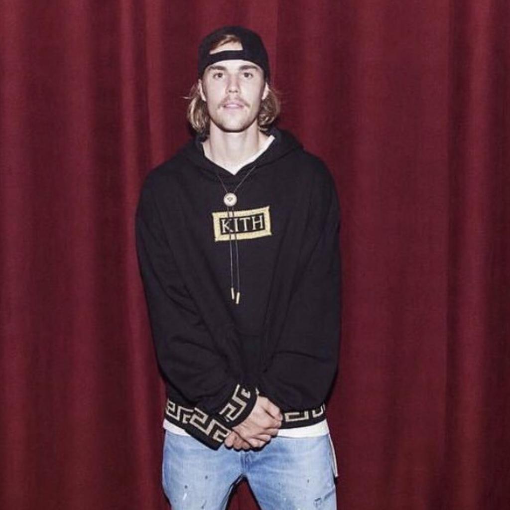 fetushbxjb's tweet photo. In church and sat down I saw Jesus, but I also saw JB, they are look alike or just me obsess. But seriously they alike, Jesus was crucified and mocked by people. And Jesus didn’t complained even though he didn't done wrong. ⛪➕😢#Weexperience #BelikeJesus. #believe #Beliebers https://t.co/PEmV66naFw
