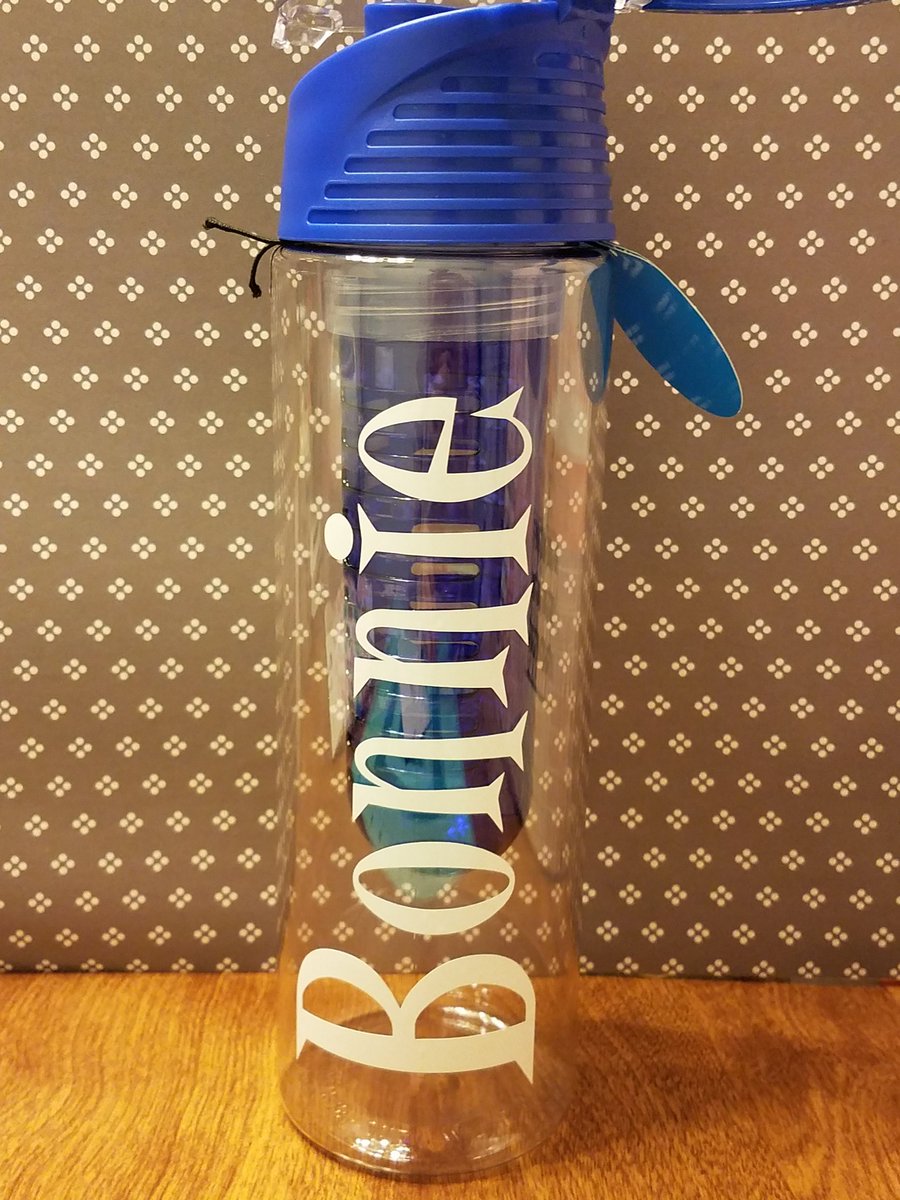 LeesCraftCorner's tweet photo. Stay hydrated in style with personalized water bottles! https://t.co/pil6UUlNeV