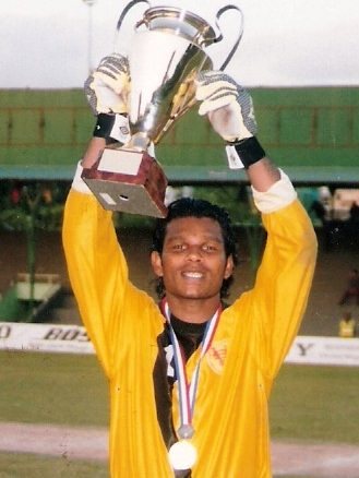 zariyand's tweet photo. They were trophy-less for 4 years and FA Cup 2000 was the cup which started the victorious journey of early 2000.
Waited for all the supporters to leave the ground and took this picture #ShyMe ๐
#VictorySportsClub https://t.co/ZuPd9fISLj