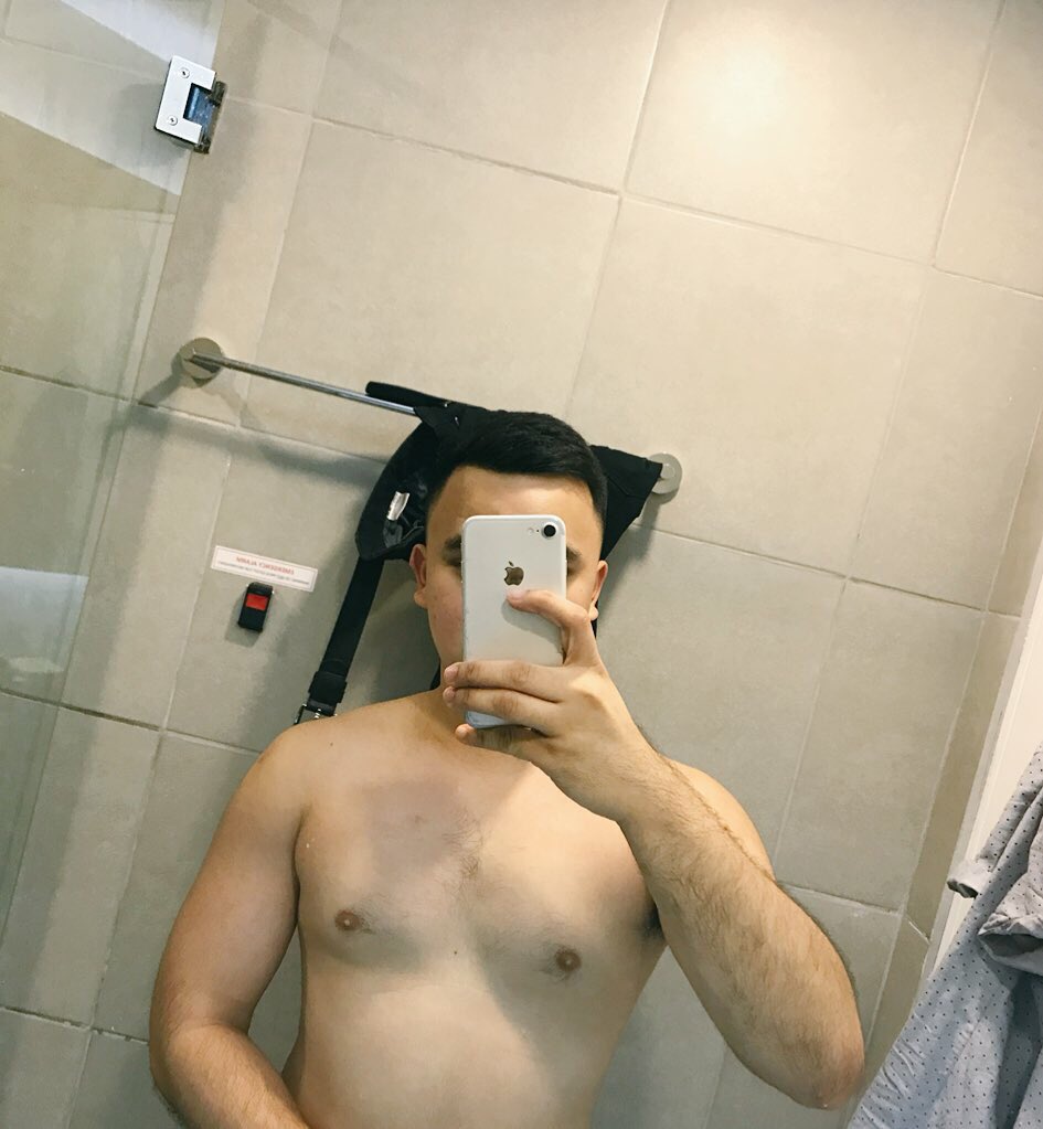 EnzoSevillo's tweet photo. Idk if my chest got 5% bigger or... FATS LANG TALAGA SYA HAHAHA https://t.co/B2l6xjwkUK