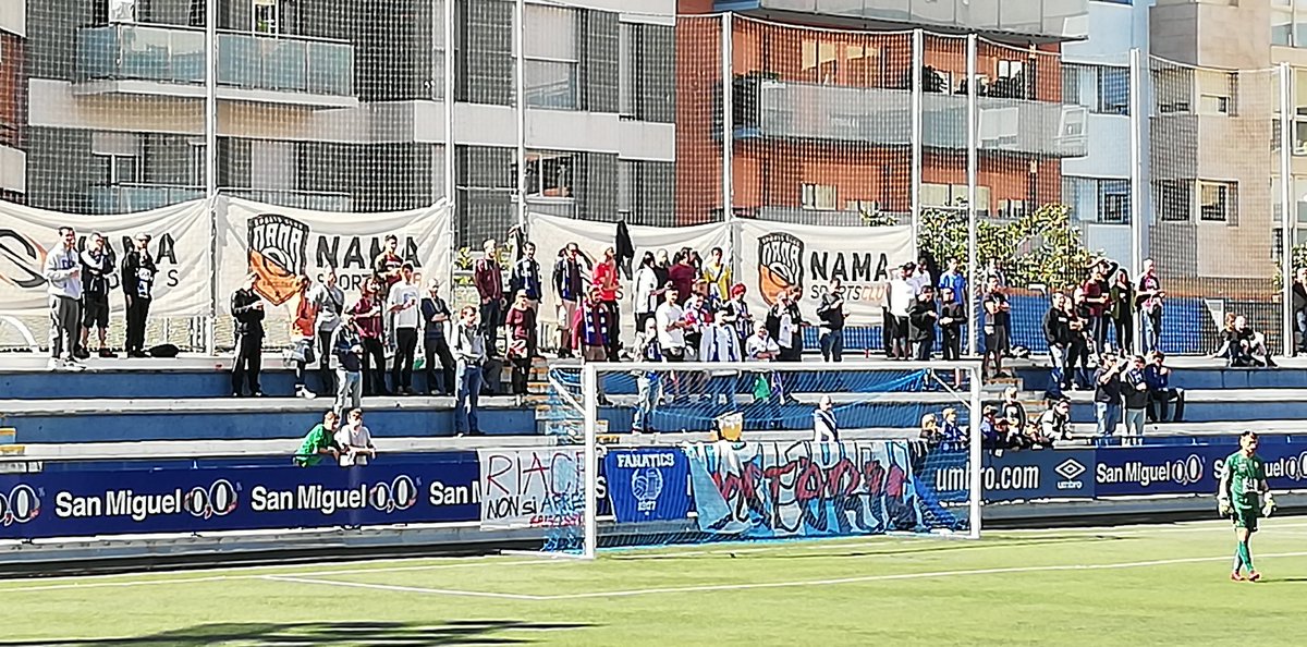 Fanatics_1907's tweet photo. Gran partit del nostre @CEEuropa, ha faltat poc. Jugant així arribarem lluny.
La grada solidaritza amb la ciutat de #Riace #Riacenonsiarresta https://t.co/ac4uEi3Xth