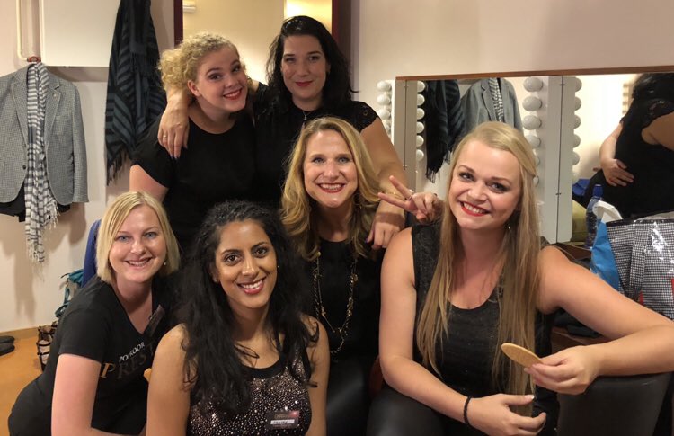 shirleys86's tweet photo. #vrijwilligerswerk #popkoor #prestige #hoorn #schouwburg #hetpark #optreden #show #concert #podium #zang 🎤#soundcheck #muziek 🎼🎶🎵#licht 💡#band 🎸🎹🎧 #kleding #zwart #goud 🖤💛 #haar #makeup 💄#doorloop #fotografie 📸 #dansers #dance #crew #amnesia #backstage #check ✅ https://t.co/2ukyx11Vau