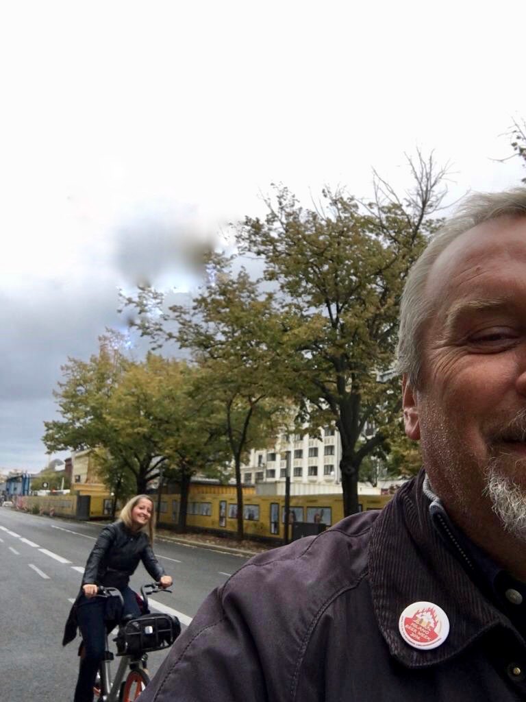 Valentina Brambilla (@brambivalentina) on Twitter photo Io mi sposto in bici. Non solo a Milano ma anche a #Berlino.
Unisciti anche tu al #MobikeMovement 👉 bit.ly/MobikeWithMe
#buonadomenica con <a href="/Birragenda/">Maurizio Maestrelli</a>
#bikesharing #Berlin
#bicycle #Germany
🚲🇩🇪
<a href="/viagginbici/">viagginbici</a> sei fiera di noi? 😉😃🚴♀️🚵♂️ Io mi sposto in bici. Non solo a Milano ma anche a #Berlino.
Unisciti anche tu al #MobikeMovement 👉 bit.ly/MobikeWithMe
#buonadomenica con <a href="/Birragenda/">Maurizio Maestrelli</a>
#bikesharing #Berlin
#bicycle #Germany
🚲🇩🇪
<a href="/viagginbici/">viagginbici</a> sei fiera di noi? 😉😃🚴♀️🚵♂️