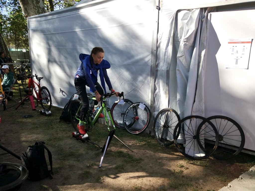 FFTRI's tweet photo. #JOJ2018 - Échauffement et dernières formalités d'avant course pour Émilie Noyer. 📣 Départ dans un peu moins de 2h maintenant. #BuenosAires2018 #EspritBleu #triathlon https://t.co/TdYcxRFohs