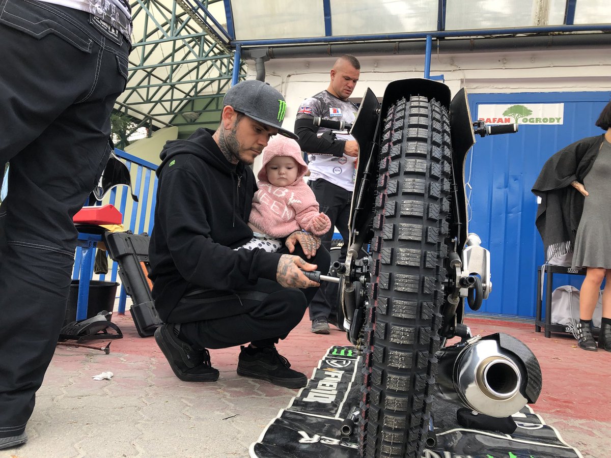 przemospeedway's tweet photo. Uczymy od małego ;) @TWoffinden #AsyDlaGolloba https://t.co/uXHwes1sQn