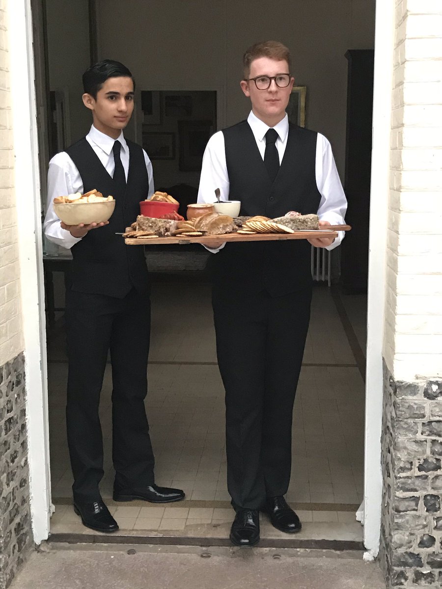 TropicSuziFish's tweet photo. Saturday evening #Banquet at @Chateaudesly by talented Chef @willdevlin of @thesmallholdin1 in #goudhurst, Students from @BroadstairsCol #Broadstairs & @DaveDiCara @julesserkin #slopeofffrance https://t.co/lsBD9xu4ai