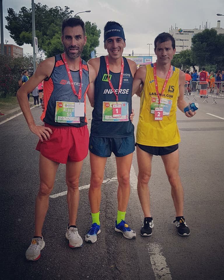xavi_xeif's tweet photo. Ganador de la Cursa 10k Mercabarna consiguiendo el doblete este fin de semana.
Contento de las sensaciones, gracias a #excelvit por recuperar tan bien de la carrera de ayer.
Crono de 32:30 que me deja satisfecho debido a la cantidad de giros que tiene esta carrera. https://t.co/OdnfeIhuyd