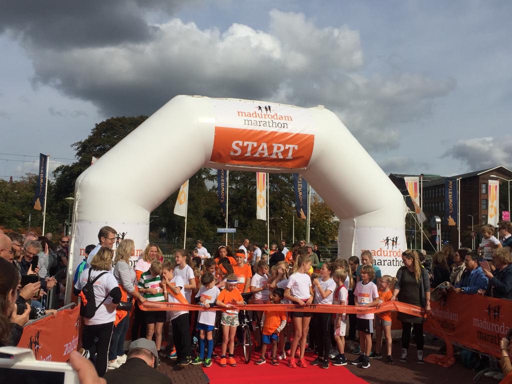 10, 9, 8, 7, 6, 5, 4, 3, 2, 1... Het eerste startschot met minister Dekker <a href="/SanderDekker/">Sander Dekker</a> HEEL VEEL SUCCES ALLEMAAL! <a href="/MaduroMarathon/">Madurodam Marathon</a> <a href="/NSGK1/">n.sgk</a> #madurodammarathon #goteams 👏