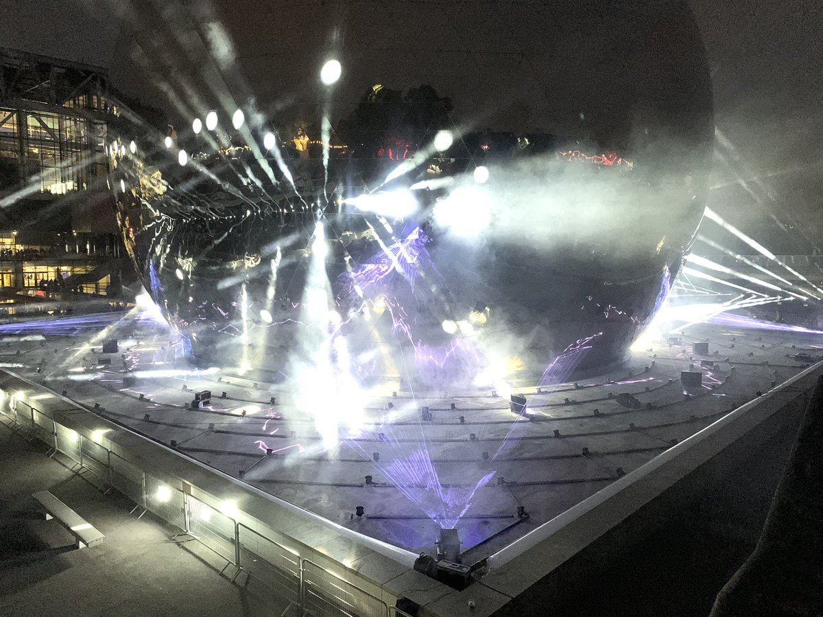 laclefstgermain's tweet photo. #NuitBlanche Sur #LaGeode de #LaVillette, projection de "Wardenclyffe", de @TremensS (artiste / ingénieur de @StGermainLaye résident à @laclefstgermain) : énorme performance sonore et lumineuse ! #art #contemporary #installation #design #audiovisual #laser #lighting https://t.co/DEo76Cw5fJ