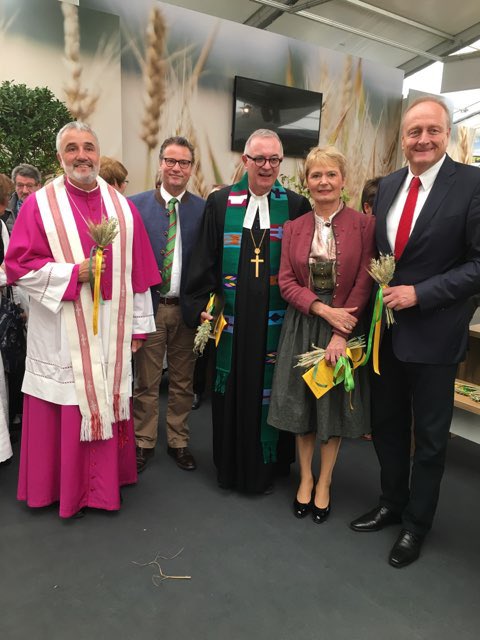 JRukwied's tweet photo. Ökumenischer Erntedankgottesdienst auf dem #LWH2018.
Auch in der heutigen Zeit sind sichere Ernten nicht selbstverständlich. Unsere Gedanken waren auch bei den 800 Millionen Menschen die unter Hunger leiden. https://t.co/b3aybOQLE4