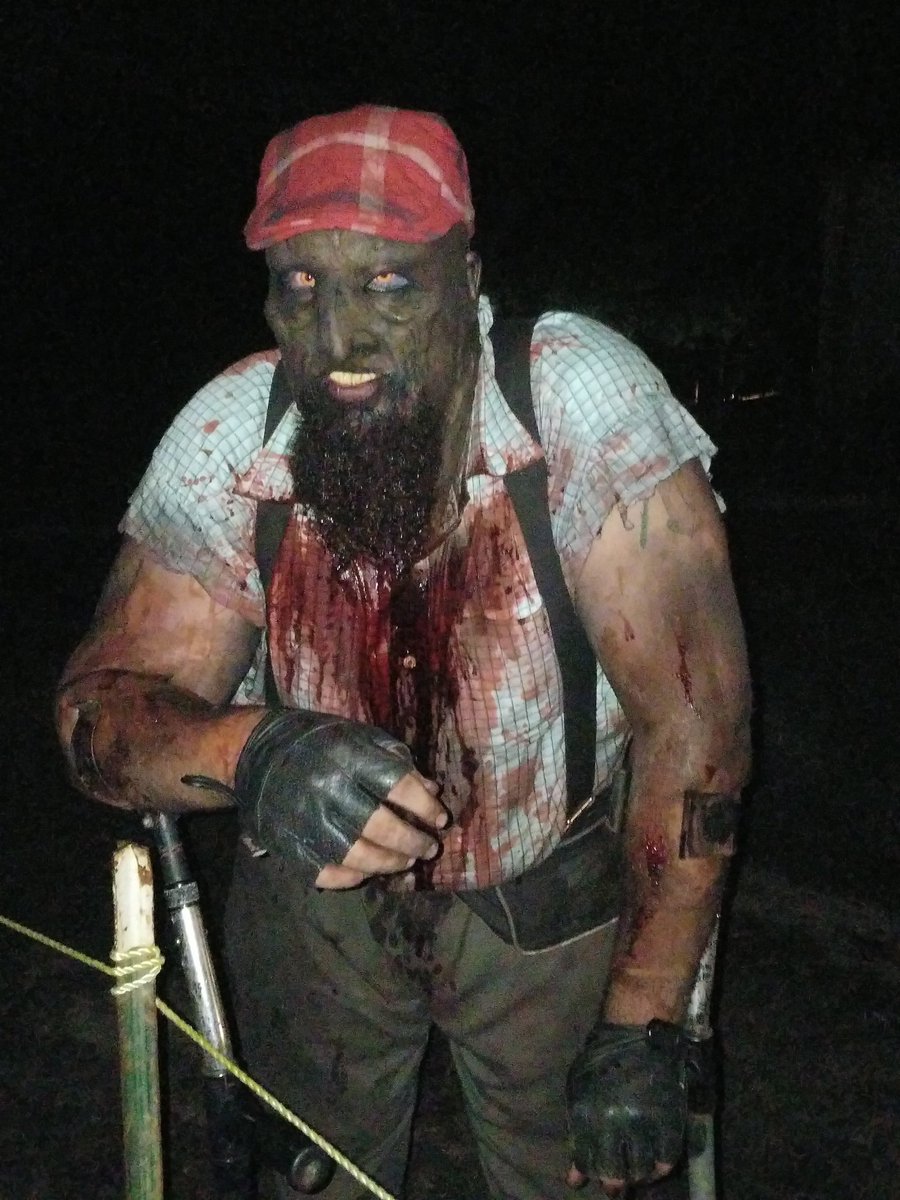TriciaTyler33's tweet photo. Wow! @SpookyWorld lived up to its name! This guy let me take his picture after scaring The Living Daylights out of me! https://t.co/eA411XKO8j