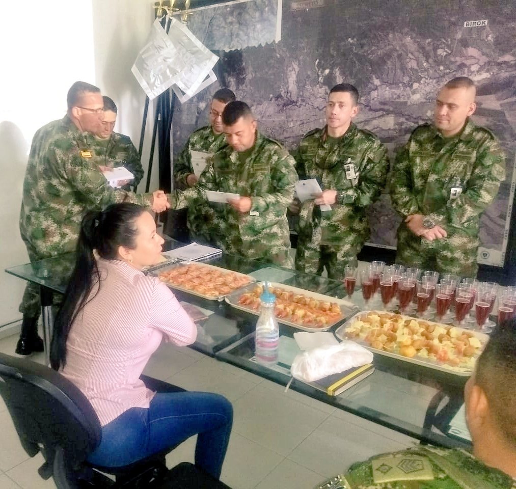 walteradolfor's tweet photo. Reconocimiento y muestra de gratitud #BASPC06 en el día de los Ingenieros Militares, Día de las Comunicaciones Militares, y Aviación del Ejército "Héroes Multimisión" https://t.co/ziW7bCfOhj