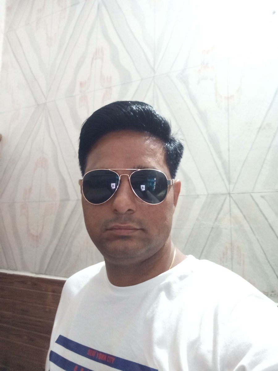 Subhash18455889's tweet photo. *एक नफरत है जिसको पल भर में महसूस कर लिया जाता है*....
                *और*
*एक प्रेम है जिसका यकीन दिलाने के लिए सारी जिंदगी भी कम पड़ जाती है*....
         🇮🇳  गोदारा 🇮🇳 https://t.co/ixMyzR7tfE