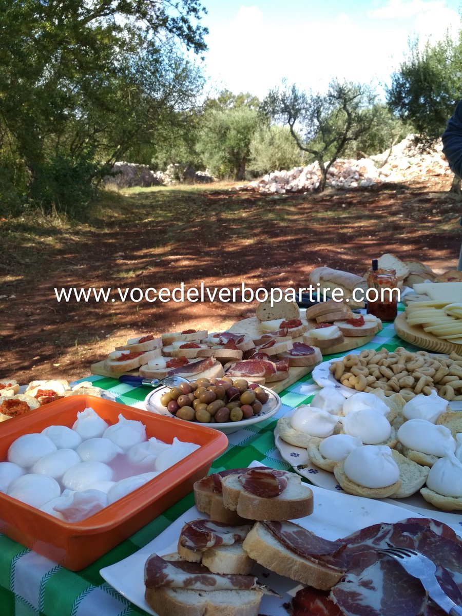 VoceDelVerboPar's tweet photo. Oggi la Valle d'Itria risplende!Sole che si infrange sul bianco,una campagna ricca,borghi che avvolgono di meraviglia...
https://t.co/dojdHvscUo
#WeAreinPuglia #valleditria #cisternino #locorotondo #bdm2018
@viaggiarepuglia @WeAreInPuglia @PugliaIsHere @PugliaDiscover https://t.co/3TZ5lEkrk7