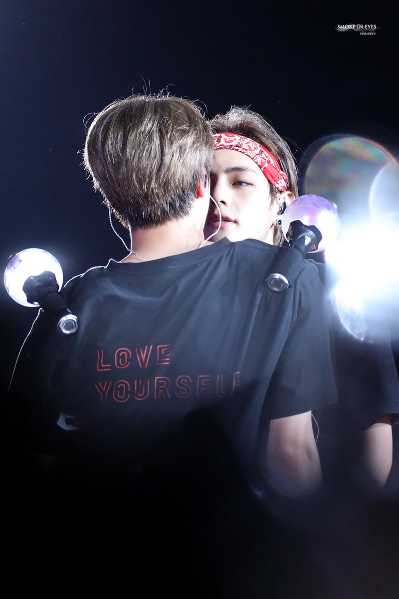 SmokeinEyes_V's tweet photo. 🤭
181006 LOVE YOURSELF in NEW YORK
#태형 #뷔 #V #TAEHYUNG #BTS⁠⁠⁠⁠⁠⁠⁠⁠⁠⁠⁠⁠⁠⁠ #방탄소년단 @BTS_twt https://t.co/ZLbhKvXxxz