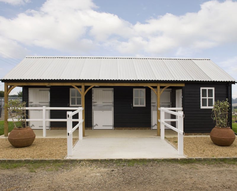 StableCompany's tweet image. Just look at how stunning this three #stables and feed room with featheredge cladding build is in Buckinghamshire. We'd be happy to move straight in! bit.ly/2Nn7yJN 🏇#equestrian #stablebuild