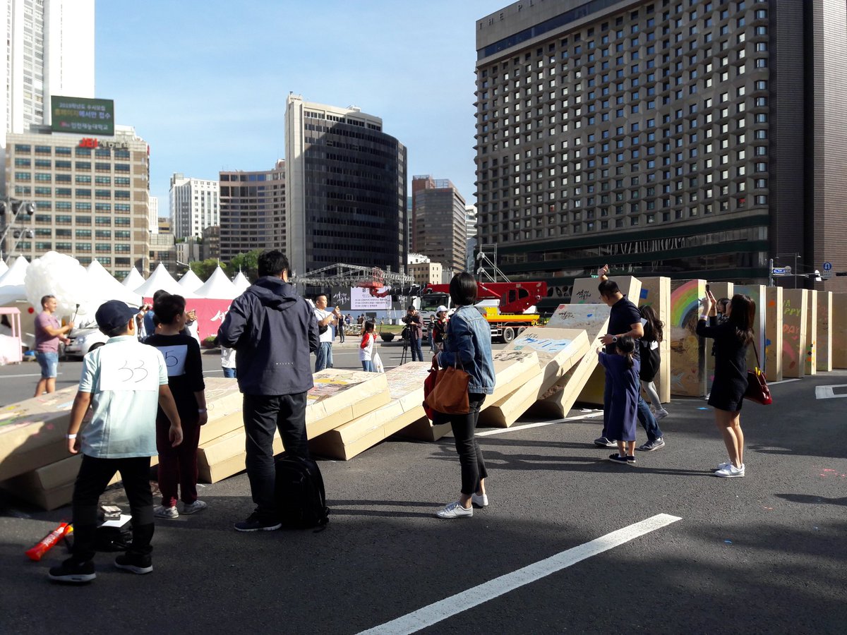 SianStickings's tweet photo. Seoul Street Arts Festival is turning Seoul's city centre into a kaleidoscope of patterns! With a giant domino game, too. #IseoulU #Seoul #HiSeoul #streetart https://t.co/l9fJ4aXwp0