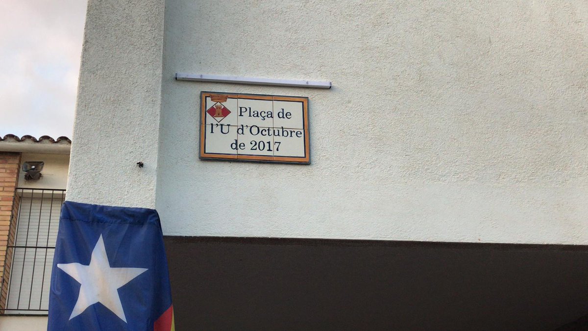 A #Bellvei ja tenim plaça de l'U d'octubre. Com era de preveure la placa oficial de l'ajuntament no ha durat ni 24h, pero ni la intolerància ni el #feixisme podran impedir que l'espai mantingui el seu nom i nosaltres la dignitat