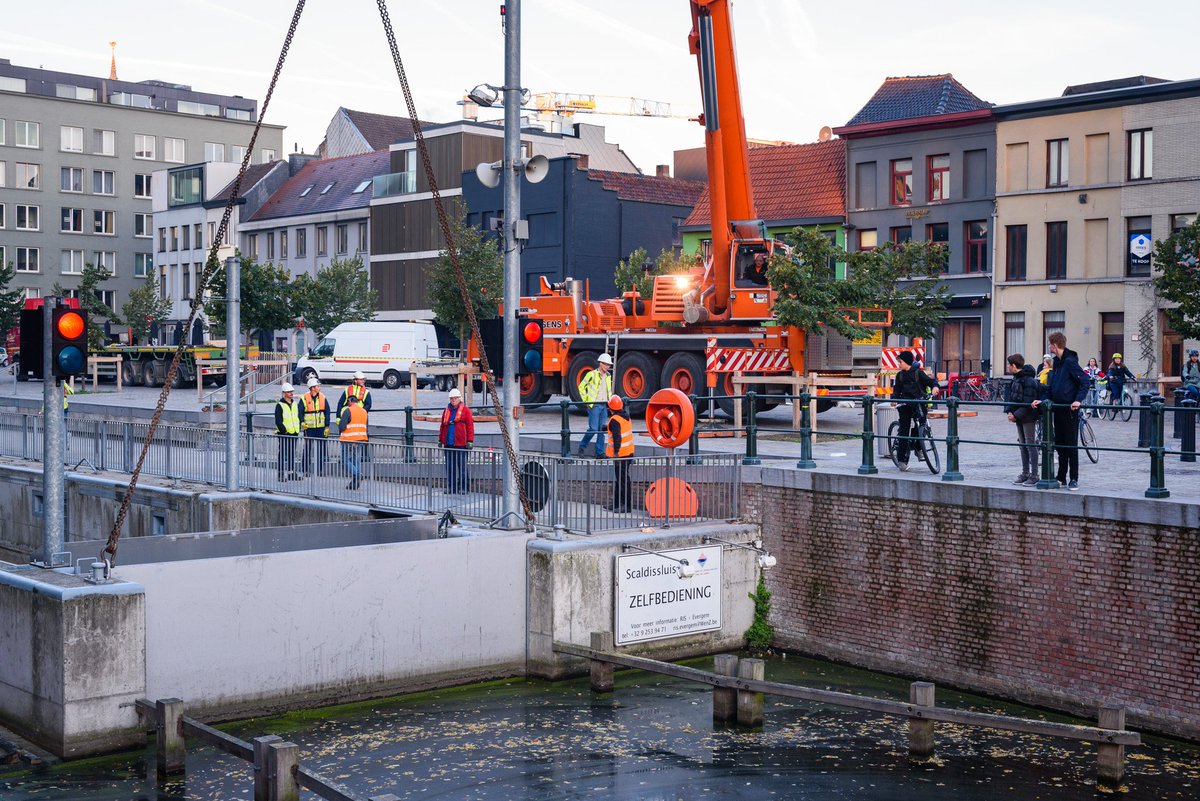 thdk90's tweet image. Scaldissluis in Gent, bijna klaar voor de officiële opening op 3 november. De sluis vult opnieuw met water. @Stadgent @DeGentenaar Meer foto's: flic.kr/p/2bMPeEt