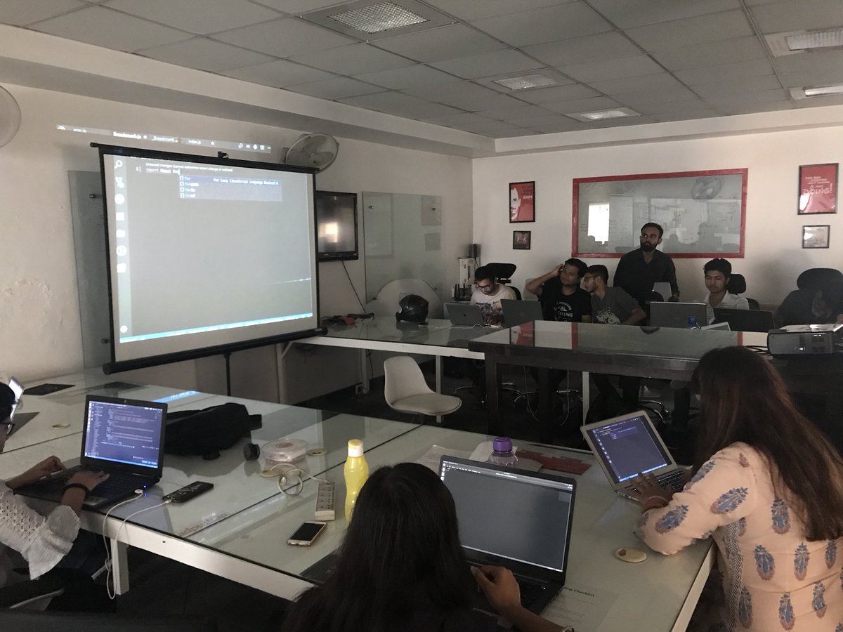 reactdelhincr's tweet image. Live coding session by @gujral_tanvee #reactdelhincr