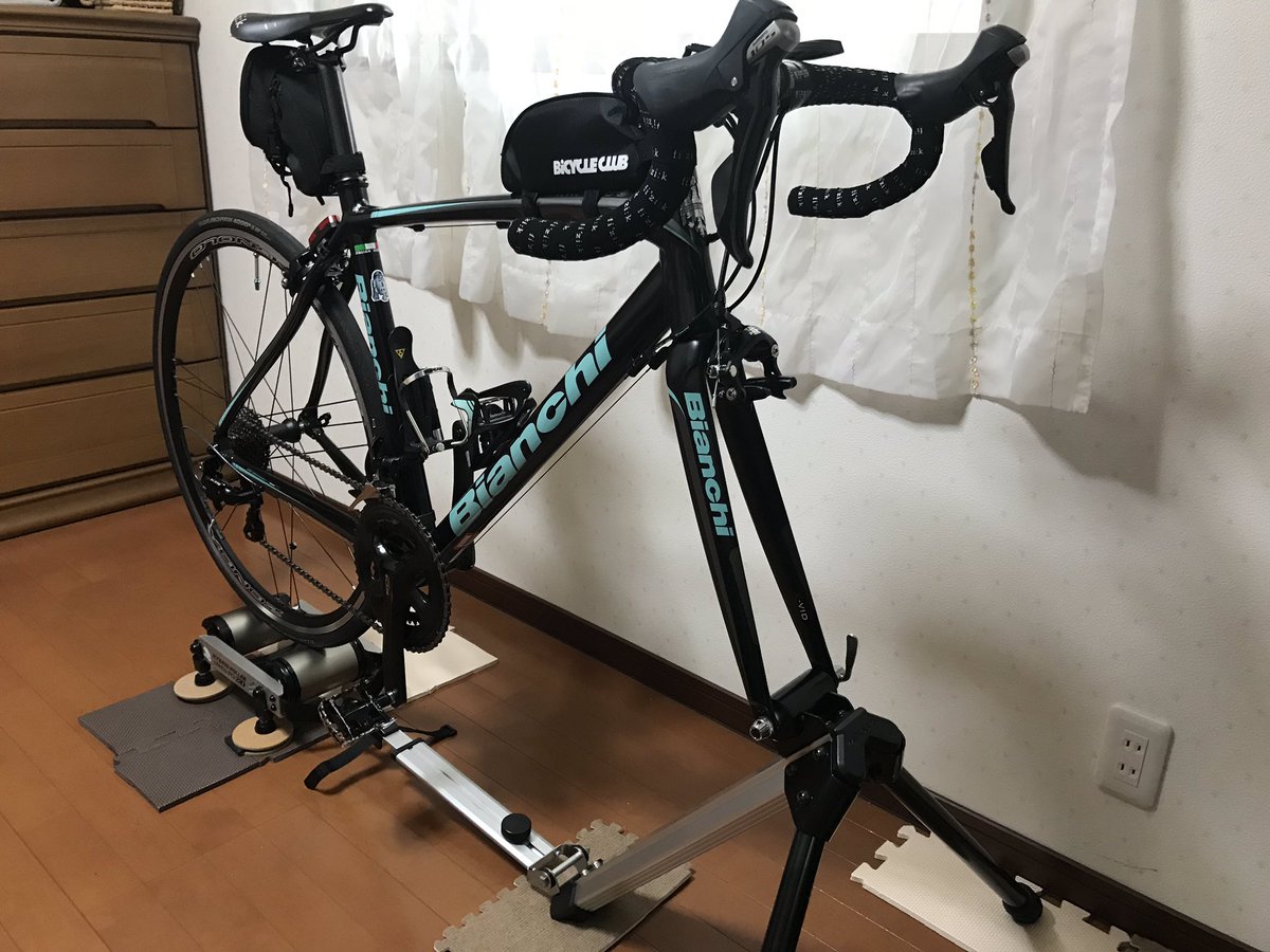 kogame_home's tweet photo. #ミノウラ #ハイブリッドローラー
#FG220 着弾!
ジャイアントマグフルードがめちゃくちゃうるさいので、買い替え。
ローラーの回転騒音は無いけど、振動が凄い。
一階のリビングからクレームが…
写真のように100均のマット等や振動吸収ジェルを使ってますが…
何が一番良いのでしょう?
#ビアンキ https://t.co/bW2eCcN7sl