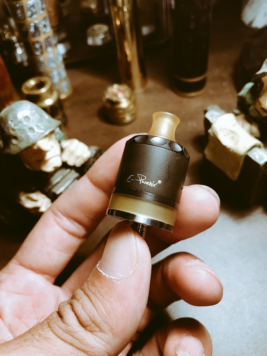 anthem8810's tweet photo. 久々の着弾🌝
RUDRA V2はこれがゴール
やっぱりE-Phoenix好きだなー。
26VAPEさん、お手紙ありがとうございます。
#VAPE #26VAPE #ePhoenix https://t.co/bIOd6CXcN2