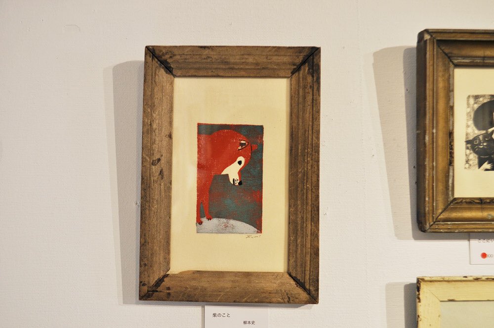 愛らしさと少しの哀愁を帯びた柳本史さんの木版画と陶の犬と猫たち