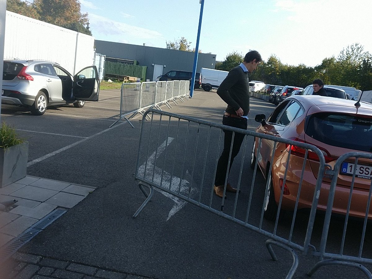 JelleCeulemans's tweet photo. Fijn om eens te proeven van de veilige technologieën die er vandaag de dag aanwezig zijn op de voertuigen! #thomasmore #itfactory https://t.co/CCORlv3s0v
