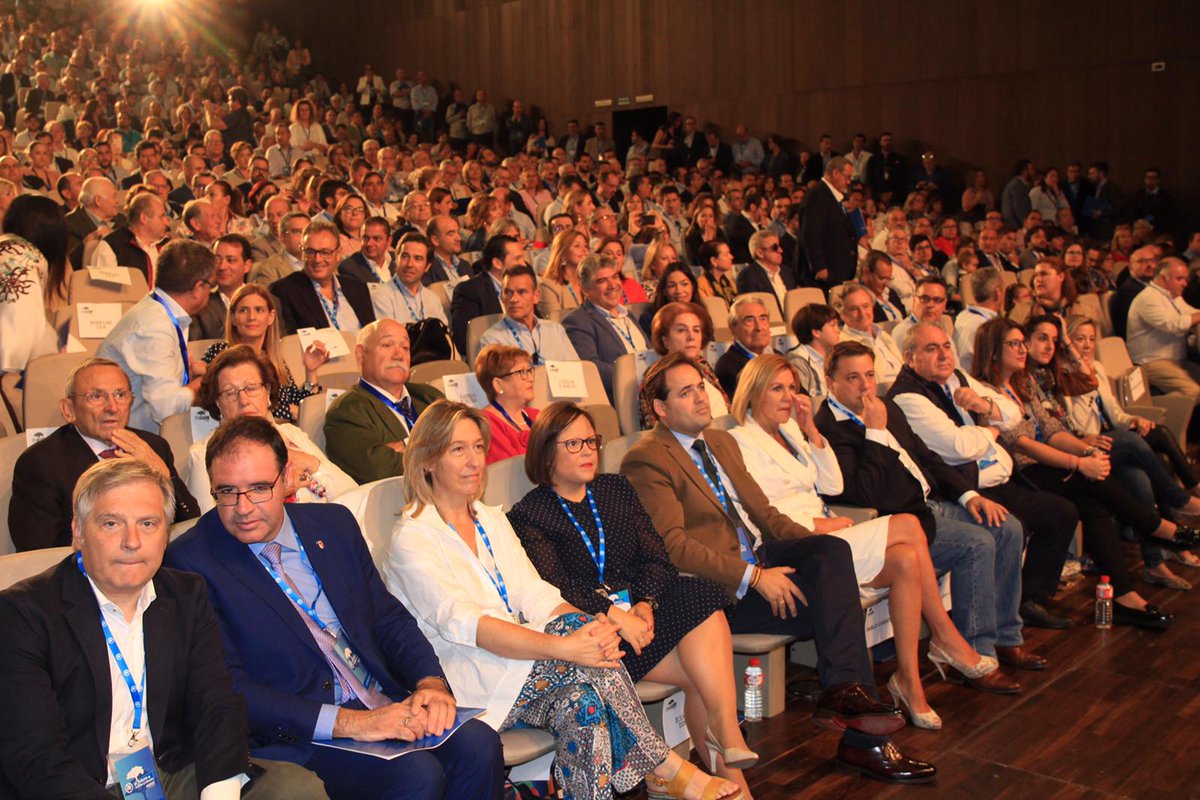 PP_Cuenca's tweet photo. 😊 Un pabellón abarrotado para despedir hoy a @mdcospedal y #Tirado y dar la bienvenida al @PP_CLM de @paconunez_ 

#14CongresoPPCLM #ComienzaLaIlusión https://t.co/R4FABKJZEN