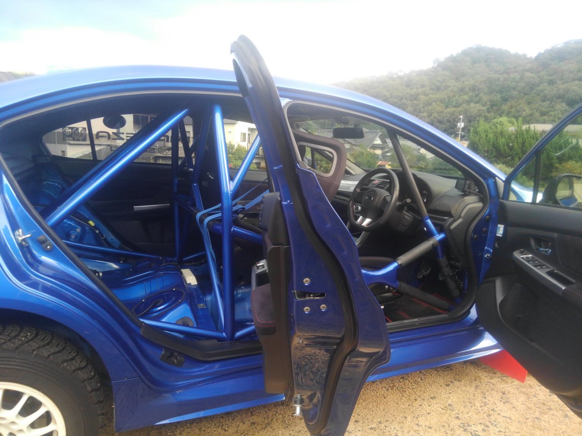 Laika Wrxが約５ヵ月ぶりに帰ってきました ただ 今月末に二回目の改装作業が入るので２ ３週間位で再度工場入りですが 主な変更点 ボルト止めロールケージからfiaロールケージへ変更 ルーフベンチレーター装着 ステッカーは車なご