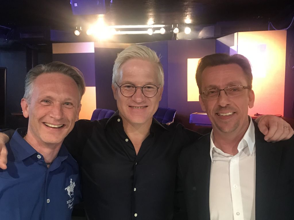 Jรผrgen Kob (@juergenkob) on Twitter photo Ok, vielleicht nicht das Highlight am gestrigen Abend im @QUASIMODOBerlin Club, aber das Trio Infernale hat doch auch was, oder? ๐บ๐ธ๐ฉ๐ช๐จ๐ญ ๐๐ <a href="/KochWallStreet/">Markus Koch</a> <a href="/KanzleiTank/">Olaf Tank</a> <a href="/JuergenKob/">Jรผrgen Kob</a> Ok, vielleicht nicht das Highlight am gestrigen Abend im @QUASIMODOBerlin Club, aber das Trio Infernale hat doch auch was, oder? ๐บ๐ธ๐ฉ๐ช๐จ๐ญ ๐๐ <a href="/KochWallStreet/">Markus Koch</a> <a href="/KanzleiTank/">Olaf Tank</a> <a href="/JuergenKob/">Jรผrgen Kob</a>