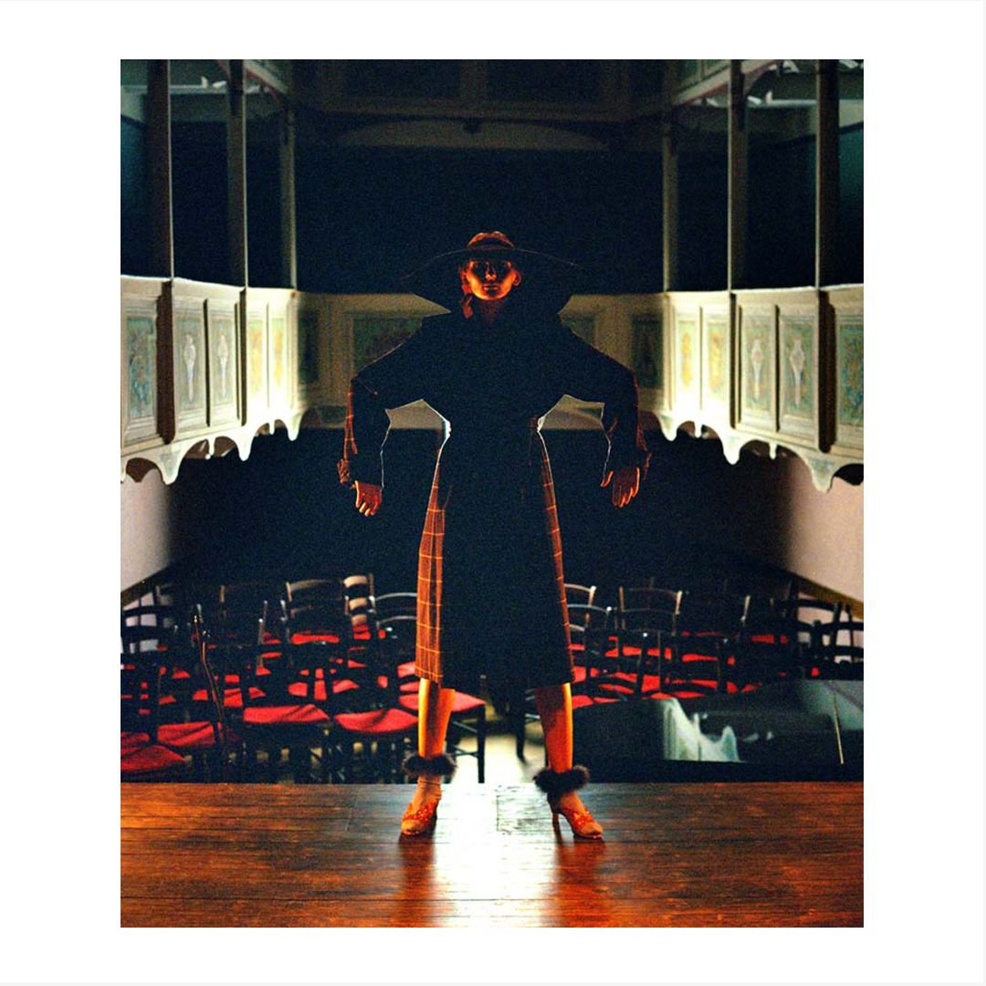 MulberryEngland's tweet photo. Screen Sirens: For AW'18, our Creative Director #JohnnyCoca was inspired by the glamour of the silver screen - and we love @ODDAmagazine's take on our seasonal theme. Starring #OliwiaLis, photographed by #ScottiLeonardo and styled by #GeorgiaTal.
#MulberryEngland https://t.co/hxZK46EF7m