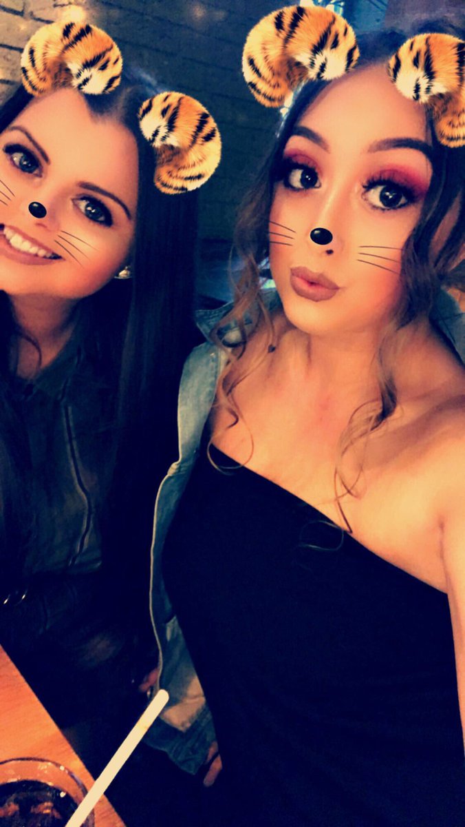 chloelloyd3's tweet photo. Birthday drinks 🍾 ma queen @42sophie 👸🏻💓 https://t.co/ZeKnPgv25i