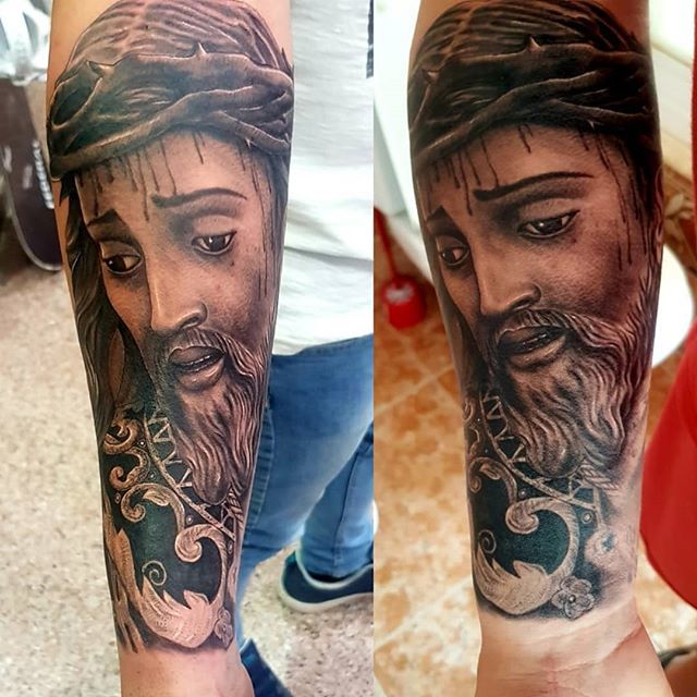BgHektor's tweet photo. @manuelpomarestattoo de nuevo mil gracias.. merece la pena cada minuto que estamos ahi dandole caña jaja para la siguiente sesión lo finiquitamos todo 😋 #cristodelastrescaidasdetriana #trescaidas #realismotattoo #realistictattoos Sesion 2/3 @al_cielo… https://t.co/zRKihkxDAX https://t.co/p5WkAlr69Y