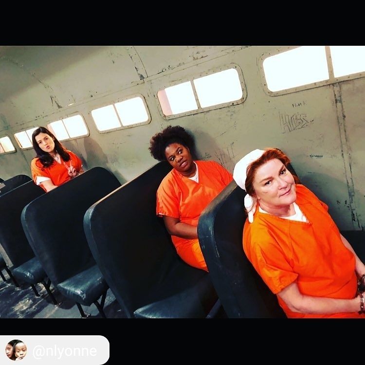 TVLoversItalia's tweet photo. Quando stai per partire per la gita scolastica...🚌🍊😆
#OITNB6 #orangefam https://t.co/YPPaOW5UmO
