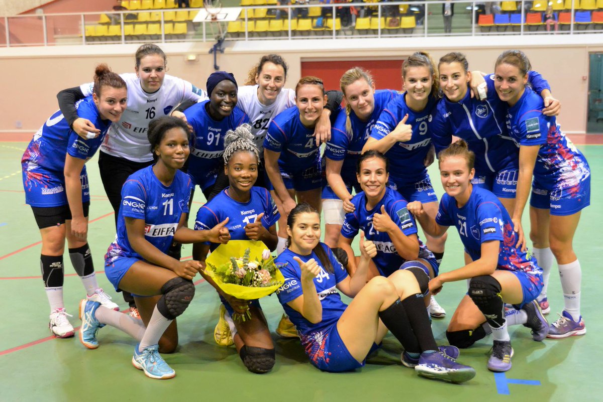 asulhandball's tweet photo. 🚨 #VICTOIRE 🚨
Nos 🦁 s'est facilité le travail en menant de 5 buts à la mi-temps et en l'emportant au final 42 - 27 vs @SambreAvesnoisH 👏
C'est un gros morceau qui les attend la semaine prochaine avec un déplacement au @HacHandball76 ! ⚪️🔵
#objectifplayoff #coeurdelionnes https://t.co/snJaea2Djv